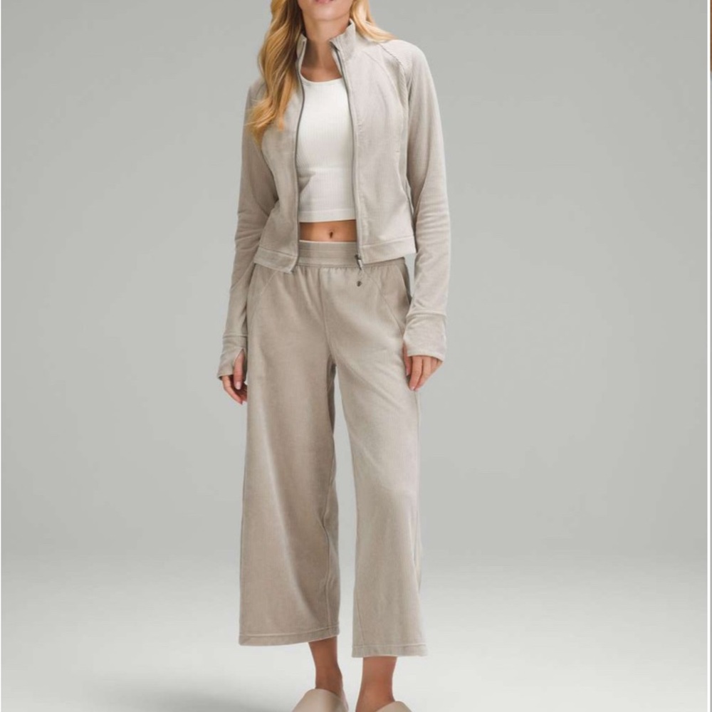 Lululemon Scuba Mid-Rise Wide-Leg Crop *Velvet Cord
Riverstone Sz 14 NWT